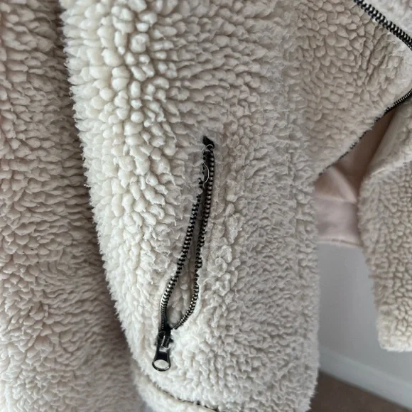ASTR the Label Brooklyn Faux Fur Moto Jacket in Ivory Size Small Pre-Loved - Picture 4 of 13